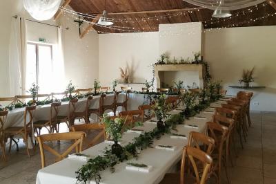 Miniature Location salle Avignon (Vaucluse) - Domaine de Rochegude #3 Façade d'une maison provençale avec terrasse ombragée, tables en fer forgé et grand arbre au premier plan.