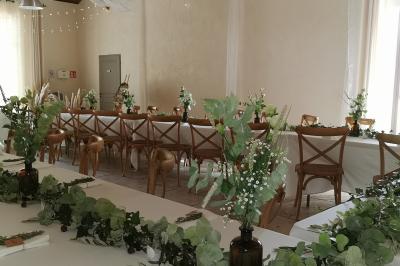 Miniature Location salle Avignon (Vaucluse) - Domaine de Rochegude #4 Façade d'une maison provençale avec terrasse ombragée, tables en fer forgé et grand arbre au premier plan.