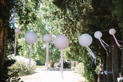 Miniature Location salle Avignon (Vaucluse) - Domaine de Rochegude #15 Façade d'une maison provençale avec terrasse ombragée, tables en fer forgé et grand arbre au premier plan.