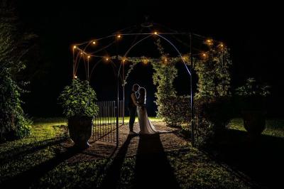 Miniature Location salle Avignon (Vaucluse) - Domaine de Rochegude #8 Façade d'une maison provençale avec terrasse ombragée, tables en fer forgé et grand arbre au premier plan.