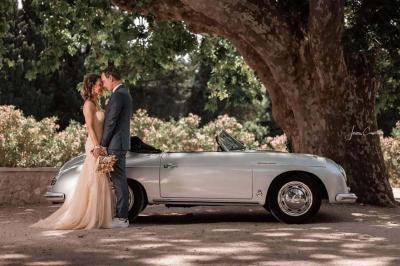 Miniature Location salle Avignon (Vaucluse) - Domaine de Rochegude #7 Façade d'une maison provençale avec terrasse ombragée, tables en fer forgé et grand arbre au premier plan.