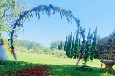 Miniature Location salle Avignon (Vaucluse) - Domaine de Rochegude #10 Façade d'une maison provençale avec terrasse ombragée, tables en fer forgé et grand arbre au premier plan.