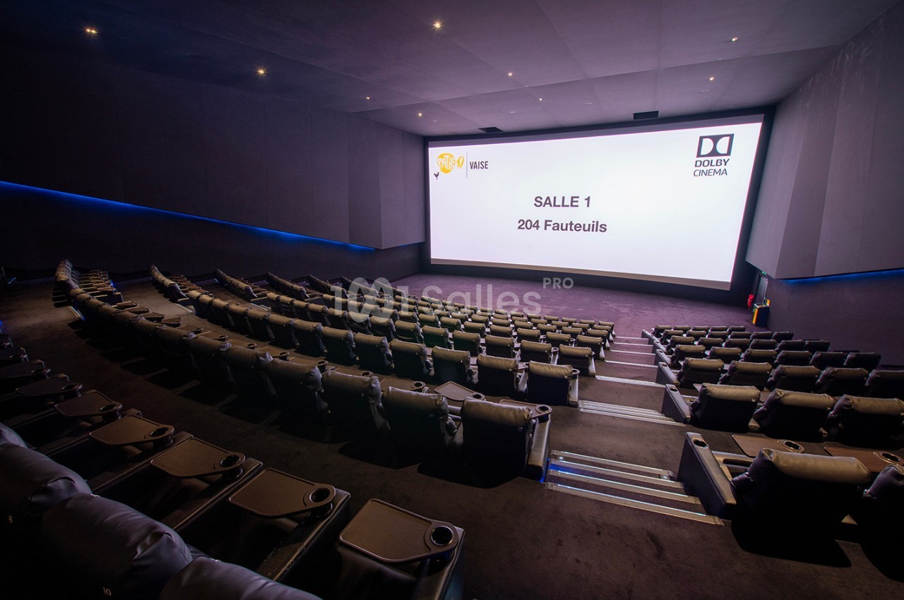 Salle de cinéma moderne avec fauteuils inclinables en cuir et grand écran affichant ’Salle 1, 204 Fauteuils’.