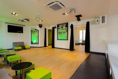 Façade d'un immeuble haussmannien avec balcons en fer forgé et fenêtres alignées sur plusieurs étages.