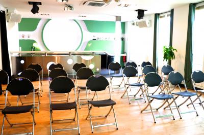 Façade d'un immeuble haussmannien avec balcons en fer forgé et fenêtres alignées sur plusieurs étages.