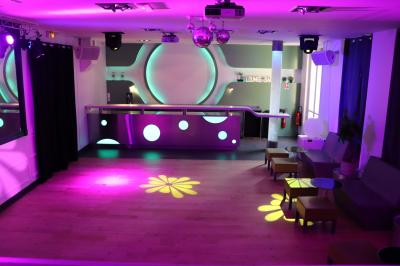 Façade d'un immeuble haussmannien avec balcons en fer forgé et fenêtres alignées sur plusieurs étages.