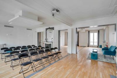 Miniature L’Appart Lafayette – configuration conférence jusqu’à 60 participants Façade d'un immeuble haussmannien avec balcons en fer forgé et fenêtres alignées sur plusieurs étages.