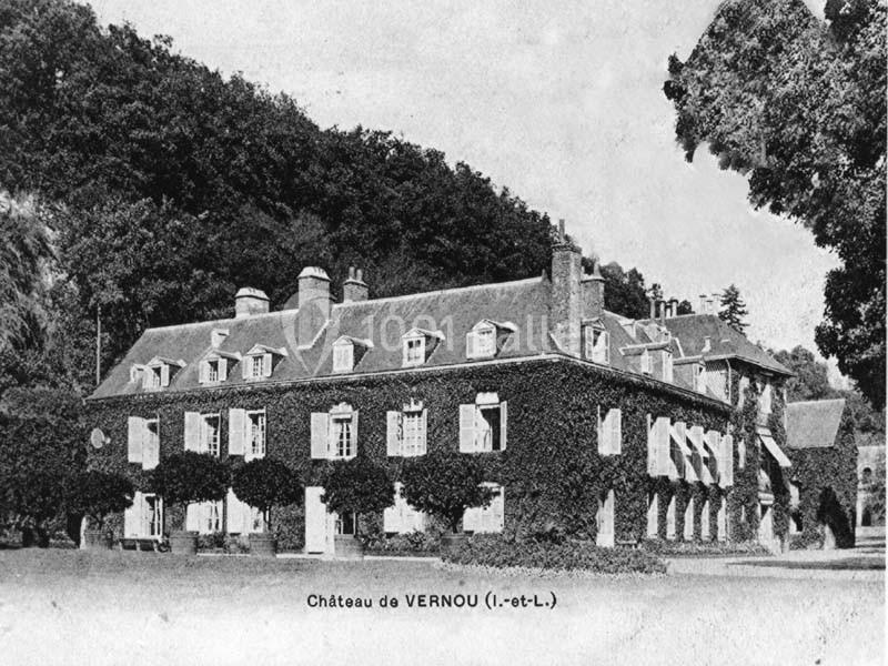 Vue ancienne en noir et blanc du château de Vernou, entouré de végétation et partiellement couvert de lierre.
