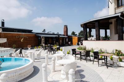 Miniature Location salle Argenteuil (Val-d'Oise) - Le Moulin d'Orgemont #11 Salle décorée avec des éléments Harley-Davidson, une moto exposée et un gilet de motard posé sur une chaise.