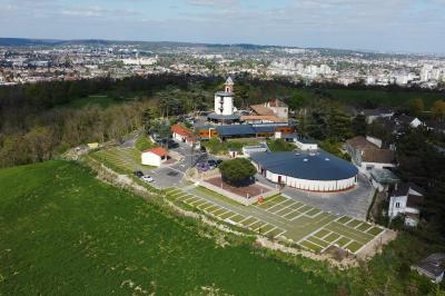 Miniature Location salle Argenteuil (Val-d'Oise) - Le Moulin d'Orgemont #10 Salle décorée avec des éléments Harley-Davidson, une moto exposée et un gilet de motard posé sur une chaise.