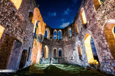 Miniature Location salle Fontenay-Trésigny (Seine-et-Marne) - Château du Vivier #10 Salle de réception décorée avec des tables rondes, nappes blanches, chandeliers et guirlandes florales suspendues.