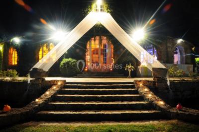 Miniature Location salle Fontenay-Trésigny (Seine-et-Marne) - Château du Vivier #11 Salle de réception décorée avec des tables rondes, nappes blanches, chandeliers et guirlandes florales suspendues.