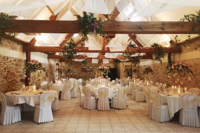Miniature Location salle Fontenay-Trésigny (Seine-et-Marne) - Château du Vivier #13 Salle de réception décorée avec des tables rondes, nappes blanches, chandeliers et guirlandes florales suspendues.