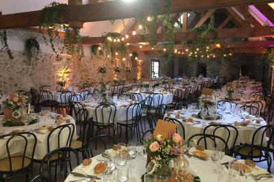Miniature Location salle Fontenay-Trésigny (Seine-et-Marne) - Château du Vivier #6 Salle de réception décorée avec des tables rondes, nappes blanches, chandeliers et guirlandes florales suspendues.