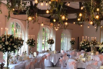 Miniature Location salle Fontenay-Trésigny (Seine-et-Marne) - Château du Vivier #9 Salle de réception décorée avec des tables rondes, nappes blanches, chandeliers et guirlandes florales suspendues.