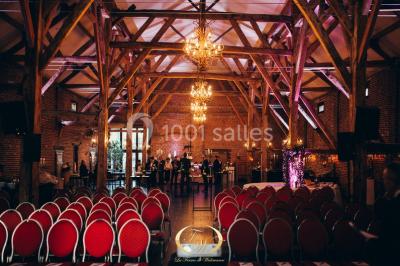 Miniature Location salle Le Rœulx (Hainaut) - La Ferme de Widewance #11 Plateau de bouchées apéritives variées présentées sur un napperon blanc, tenu par une personne en chemise blanche.