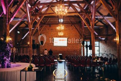 Miniature Location salle Le Rœulx (Hainaut) - La Ferme de Widewance #10 Plateau de bouchées apéritives variées présentées sur un napperon blanc, tenu par une personne en chemise blanche.