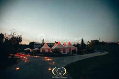 Miniature Location salle Le Rœulx (Hainaut) - La Ferme de Widewance #8 Plateau de bouchées apéritives variées présentées sur un napperon blanc, tenu par une personne en chemise blanche.