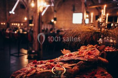 Miniature Location salle Le Rœulx (Hainaut) - La Ferme de Widewance #15 Plateau de bouchées apéritives variées présentées sur un napperon blanc, tenu par une personne en chemise blanche.