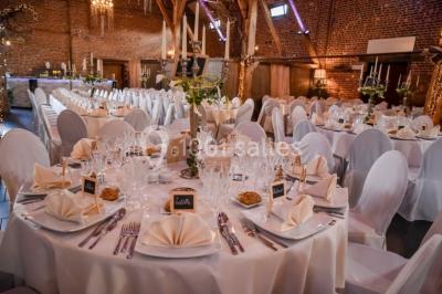 Miniature Location salle Le Rœulx (Hainaut) - La Ferme de Widewance #2 Plateau de bouchées apéritives variées présentées sur un napperon blanc, tenu par une personne en chemise blanche.