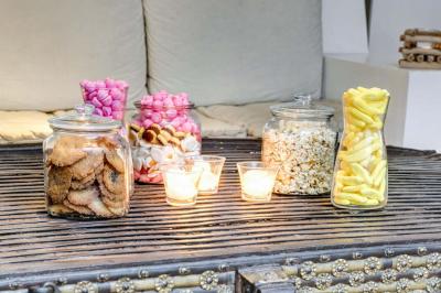 Miniature Location salle Asnières-sur-Seine (Hauts-de-Seine) - Loft C'est Incroyable #45 Table de fête décorée avec vaisselle élégante, sapin de Noël illuminé et cheminée allumée en arrière-plan.