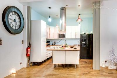 Miniature Location salle Asnières-sur-Seine (Hauts-de-Seine) - Loft C'est Incroyable #37 Table de fête décorée avec vaisselle élégante, sapin de Noël illuminé et cheminée allumée en arrière-plan.