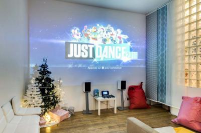 Miniature Location salle Asnières-sur-Seine (Hauts-de-Seine) - Loft C'est Incroyable #42 Table de fête décorée avec vaisselle élégante, sapin de Noël illuminé et cheminée allumée en arrière-plan.