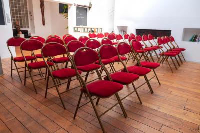 Miniature Location salle Asnières-sur-Seine (Hauts-de-Seine) - Loft C'est Incroyable #57 Table de fête décorée avec vaisselle élégante, sapin de Noël illuminé et cheminée allumée en arrière-plan.