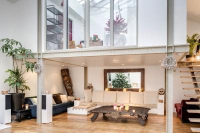 Miniature Location salle Asnières-sur-Seine (Hauts-de-Seine) - Loft C'est Incroyable #49 Table de fête décorée avec vaisselle élégante, sapin de Noël illuminé et cheminée allumée en arrière-plan.