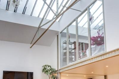 Miniature Location salle Asnières-sur-Seine (Hauts-de-Seine) - Loft C'est Incroyable #50 Table de fête décorée avec vaisselle élégante, sapin de Noël illuminé et cheminée allumée en arrière-plan.