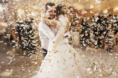 Miniature Location salle Asnières-sur-Seine (Hauts-de-Seine) - Loft C'est Incroyable #39 Table de fête décorée avec vaisselle élégante, sapin de Noël illuminé et cheminée allumée en arrière-plan.