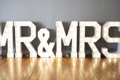 Miniature Location salle Asnières-sur-Seine (Hauts-de-Seine) - Loft C'est Incroyable #43 Table de fête décorée avec vaisselle élégante, sapin de Noël illuminé et cheminée allumée en arrière-plan.