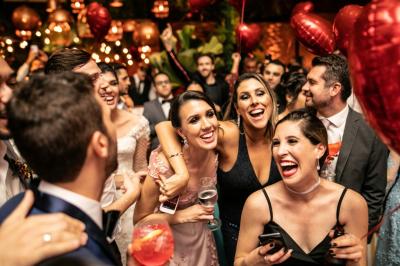 Miniature Location salle Asnières-sur-Seine (Hauts-de-Seine) - Loft C'est Incroyable #10 Table de fête décorée avec vaisselle élégante, sapin de Noël illuminé et cheminée allumée en arrière-plan.