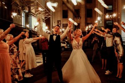 Miniature Location salle Asnières-sur-Seine (Hauts-de-Seine) - Loft C'est Incroyable #46 Table de fête décorée avec vaisselle élégante, sapin de Noël illuminé et cheminée allumée en arrière-plan.