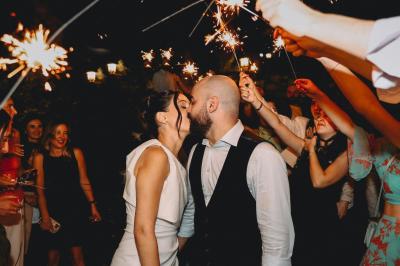 Miniature Location salle Asnières-sur-Seine (Hauts-de-Seine) - Loft C'est Incroyable #47 Table de fête décorée avec vaisselle élégante, sapin de Noël illuminé et cheminée allumée en arrière-plan.