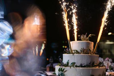 Miniature Location salle Asnières-sur-Seine (Hauts-de-Seine) - Loft C'est Incroyable #3 Table de fête décorée avec vaisselle élégante, sapin de Noël illuminé et cheminée allumée en arrière-plan.