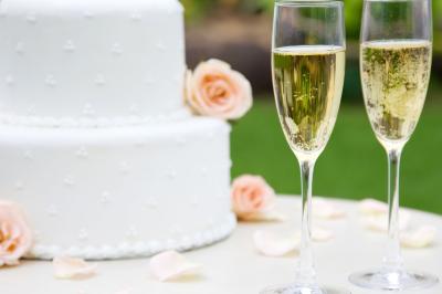 Miniature Location salle Asnières-sur-Seine (Hauts-de-Seine) - Loft C'est Incroyable #41 Table de fête décorée avec vaisselle élégante, sapin de Noël illuminé et cheminée allumée en arrière-plan.