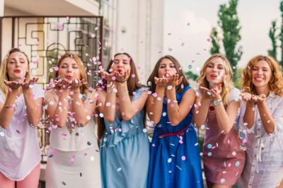 Miniature Location salle Asnières-sur-Seine (Hauts-de-Seine) - Loft C'est Incroyable #26 Table de fête décorée avec vaisselle élégante, sapin de Noël illuminé et cheminée allumée en arrière-plan.