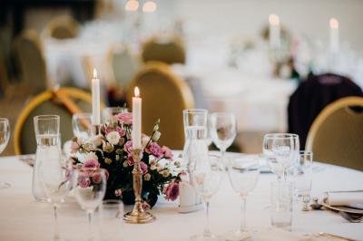Miniature Location salle Asnières-sur-Seine (Hauts-de-Seine) - Loft C'est Incroyable #31 Table de fête décorée avec vaisselle élégante, sapin de Noël illuminé et cheminée allumée en arrière-plan.