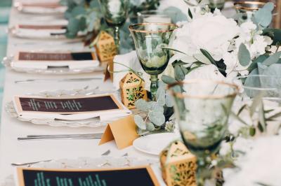 Miniature Location salle Asnières-sur-Seine (Hauts-de-Seine) - Loft C'est Incroyable #33 Table de fête décorée avec vaisselle élégante, sapin de Noël illuminé et cheminée allumée en arrière-plan.