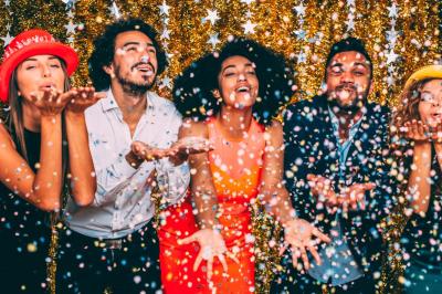 Miniature Location salle Asnières-sur-Seine (Hauts-de-Seine) - Loft C'est Incroyable #36 Table de fête décorée avec vaisselle élégante, sapin de Noël illuminé et cheminée allumée en arrière-plan.