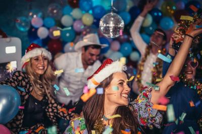 Miniature Location salle Asnières-sur-Seine (Hauts-de-Seine) - Loft C'est Incroyable #28 Table de fête décorée avec vaisselle élégante, sapin de Noël illuminé et cheminée allumée en arrière-plan.