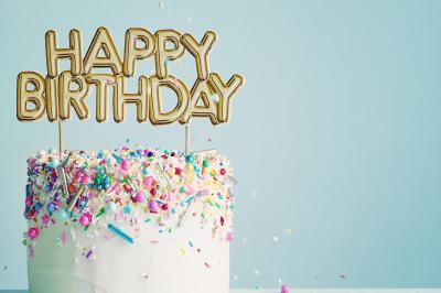 Miniature Location salle Asnières-sur-Seine (Hauts-de-Seine) - Loft C'est Incroyable #24 Table de fête décorée avec vaisselle élégante, sapin de Noël illuminé et cheminée allumée en arrière-plan.