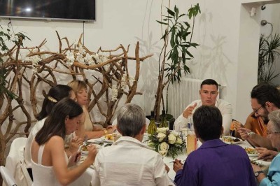 Miniature Location salle Asnières-sur-Seine (Hauts-de-Seine) - Loft C'est Incroyable #55 Table de fête décorée avec vaisselle élégante, sapin de Noël illuminé et cheminée allumée en arrière-plan.