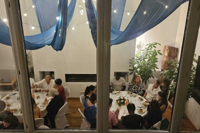 Miniature Location salle Asnières-sur-Seine (Hauts-de-Seine) - Loft C'est Incroyable #54 Table de fête décorée avec vaisselle élégante, sapin de Noël illuminé et cheminée allumée en arrière-plan.