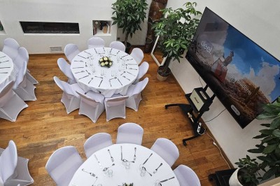 Miniature Location salle Asnières-sur-Seine (Hauts-de-Seine) - Loft C'est Incroyable #11 Table de fête décorée avec vaisselle élégante, sapin de Noël illuminé et cheminée allumée en arrière-plan.