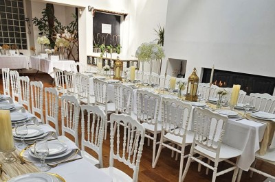 Miniature Location salle Asnières-sur-Seine (Hauts-de-Seine) - Loft C'est Incroyable #4 Table de fête décorée avec vaisselle élégante, sapin de Noël illuminé et cheminée allumée en arrière-plan.