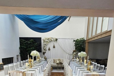 Miniature Location salle Asnières-sur-Seine (Hauts-de-Seine) - Loft C'est Incroyable #22 Table de fête décorée avec vaisselle élégante, sapin de Noël illuminé et cheminée allumée en arrière-plan.