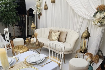 Miniature Location salle Asnières-sur-Seine (Hauts-de-Seine) - Loft C'est Incroyable #20 Table de fête décorée avec vaisselle élégante, sapin de Noël illuminé et cheminée allumée en arrière-plan.