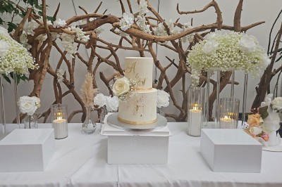 Miniature Location salle Asnières-sur-Seine (Hauts-de-Seine) - Loft C'est Incroyable #21 Table de fête décorée avec vaisselle élégante, sapin de Noël illuminé et cheminée allumée en arrière-plan.